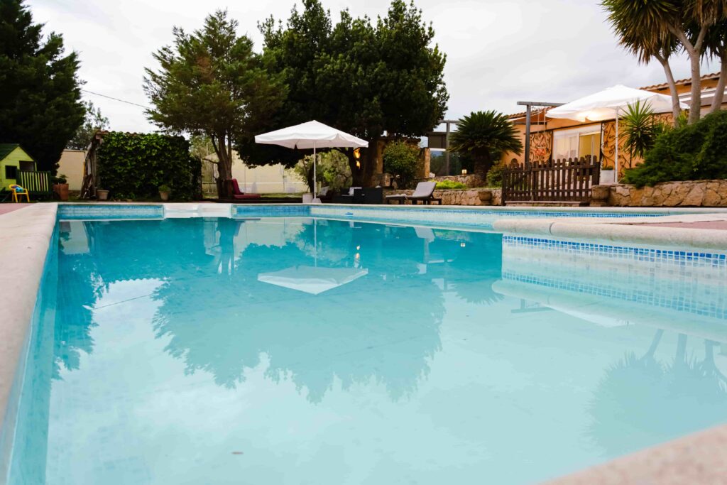 piscina des de ángulo del agua azul