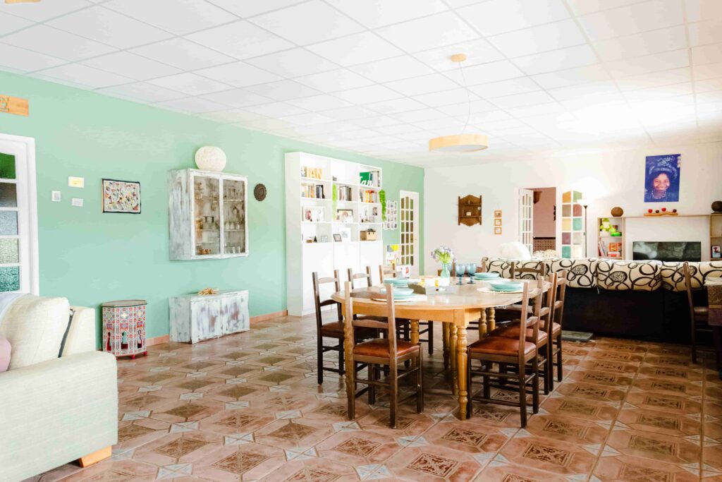 Amplio comedor con paredes verdes en Casa Rincon
