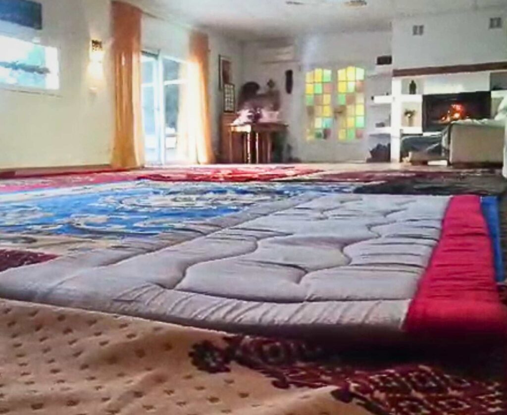 suelo lleno de alfombras maqrroquis en un salon muy grande