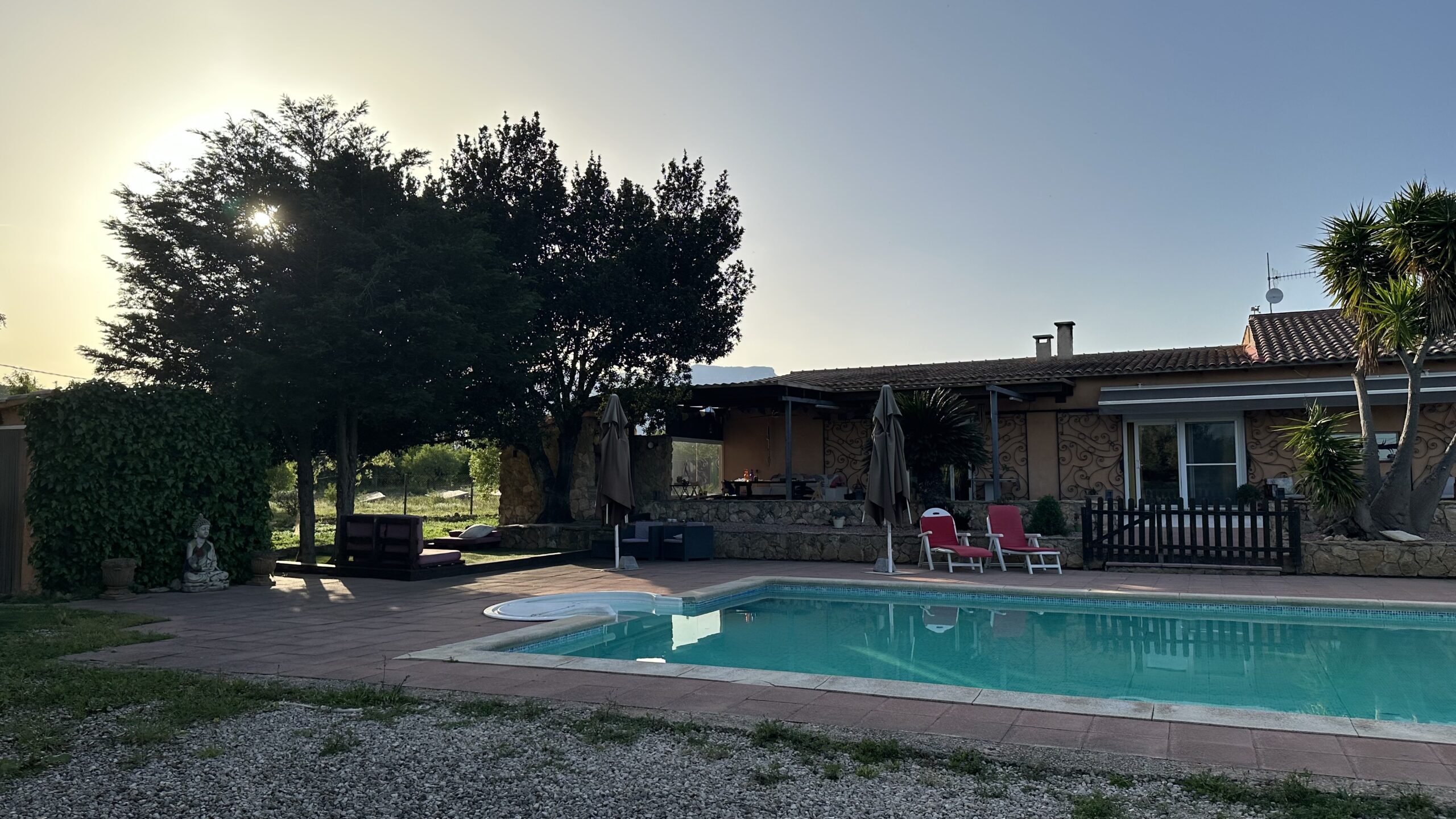 Piscina de Casa Rincón Tortosa al atardecer